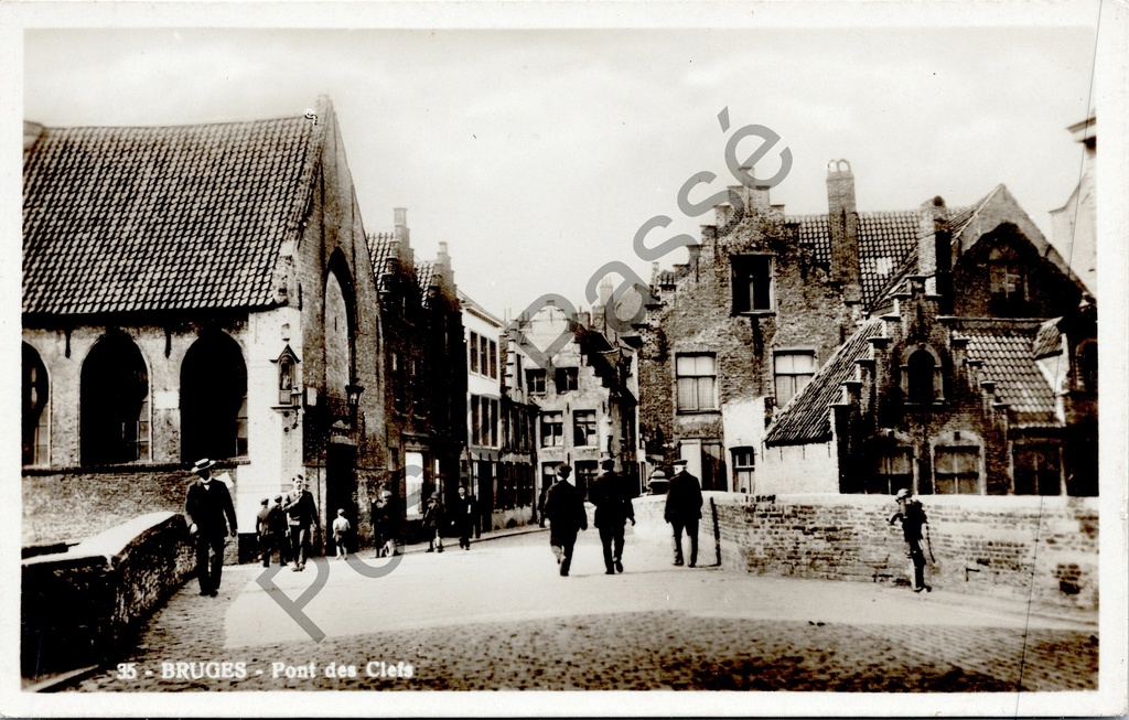 [Brugge0058] Bruges - "Pont des Clefs" - Vue du Pont des Clefs avec des passants