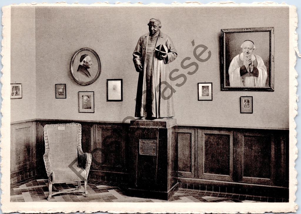 [Drongen0168] Drongen - "St JOZEF KAPEL - Museum" - Intérieur du musée avec statue et portraits