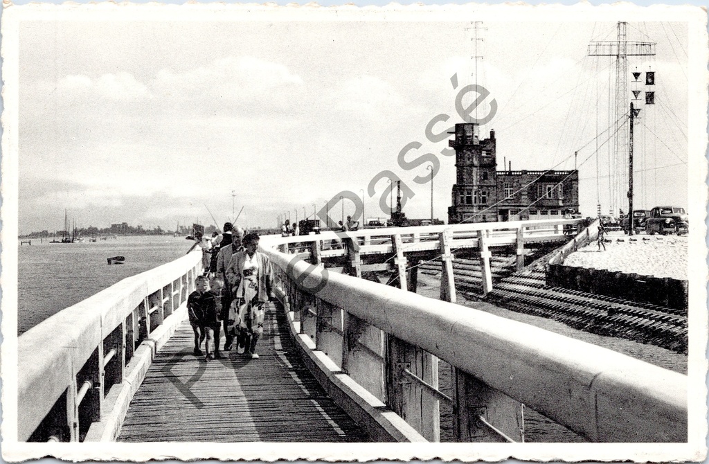 [nieuwpoort0222] Nieuwpoort - "Havendam / Estacade" - Zicht op de havendam met wandelaars
