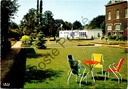 Oostakker - "Institut Notre-Dame du Rosaire" - Jardin de l'institut avec des chaises de jardin colorées