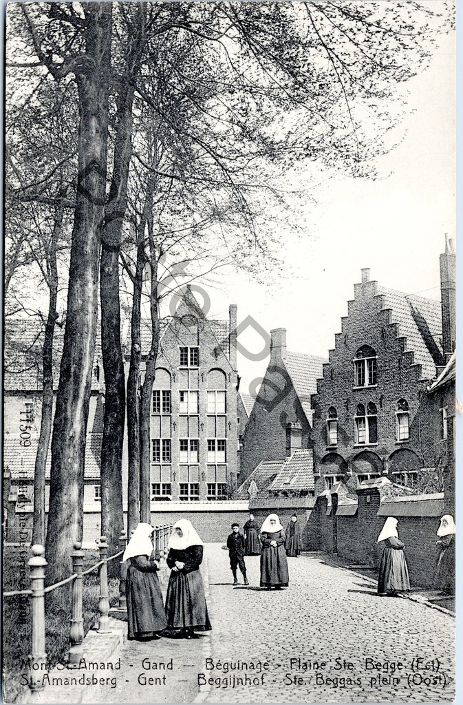 [sint amansdsbreg0182] Gand - "Béguinage - Plaine Ste. Beige (Est) / Beguinage - Ste. Beggas square (East)" - Béguinage Sint-Amandsberg, place de l'Est avec béguines