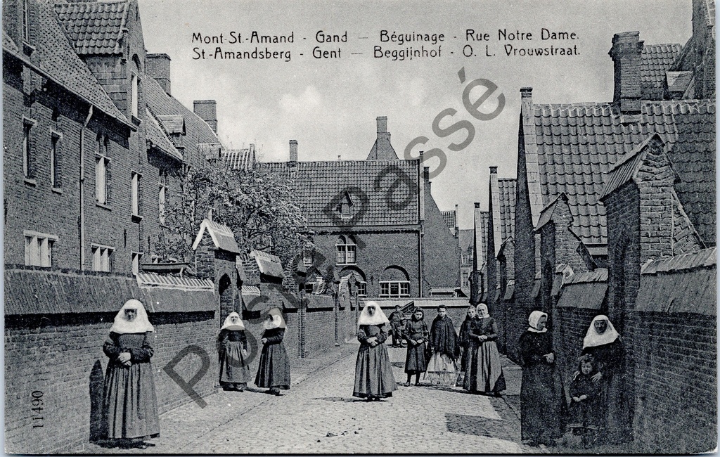 Gent - "Béguinage - Rue Notre Dame / Begijnhof - O. L. Vrouwstraat" - Begijntjes in de O.-L.-Vrouwstraat van het begijnhof van Sint-Amandsberg