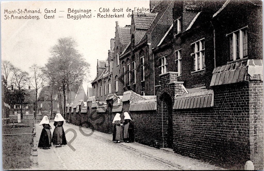 [sint amansdsbreg0202] Sint-Amandsberg - "Beggijnhof - côté droit de l'église" - Beggijnhof, côté droit de l'église avec des béguines dans la rue.
