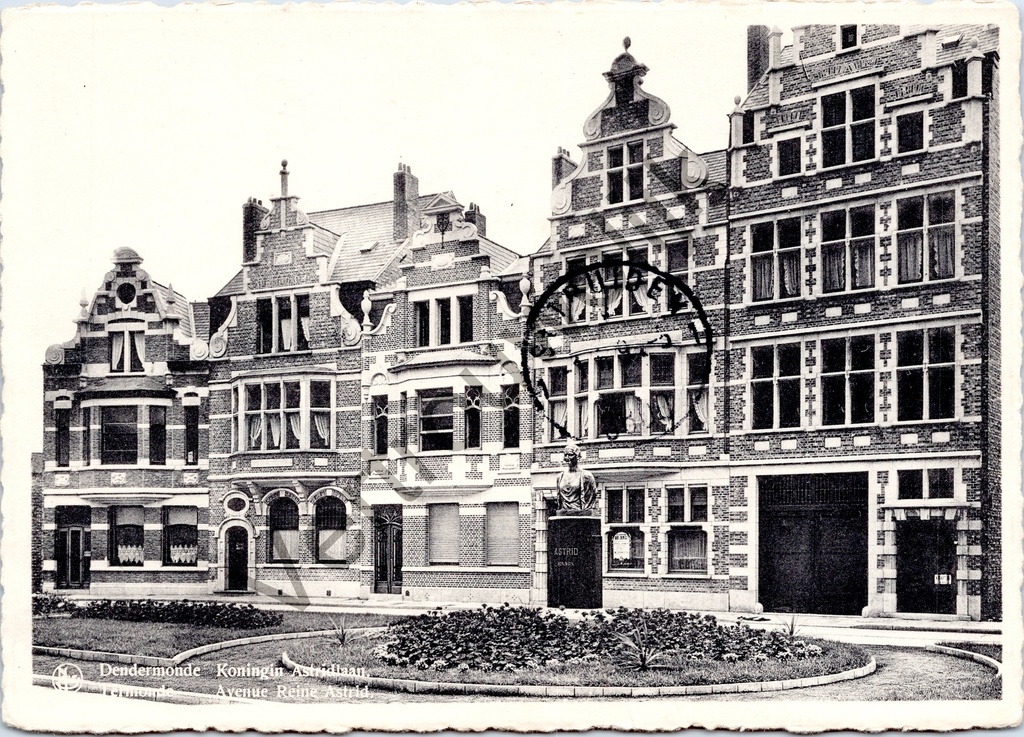 [Dendermonde0192] Dendermonde - "Koningin Astridlaan / Avenue Reine Astrid" - Koningin Astridlaan met buste van Koningin Astrid