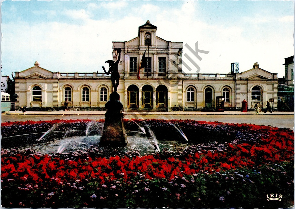 [Ronse0168] Ronse - "The Statie and Folkloric statue "Zotte maandag"" - Station with fountain and folkloric statue