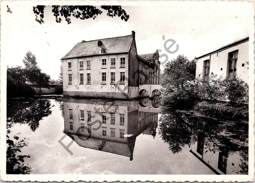 [Beveren-Kruibeke-Zwijndrecht0198.jpg] Beveren - "Oud Geestelijk Hof" - Hof ter Wallen weerspiegeld in de slotgracht