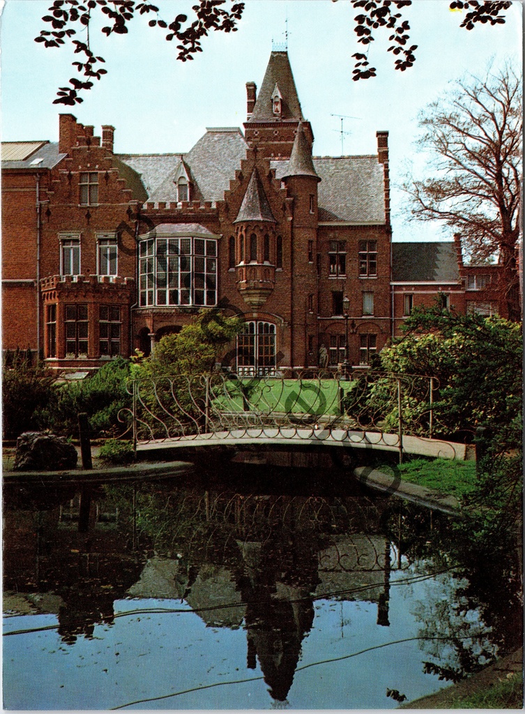 [Sint-Niklaas0246.jpg] Sint-Niklaas - "Museum" - Museumgebouw met vijver en sierbruggetje