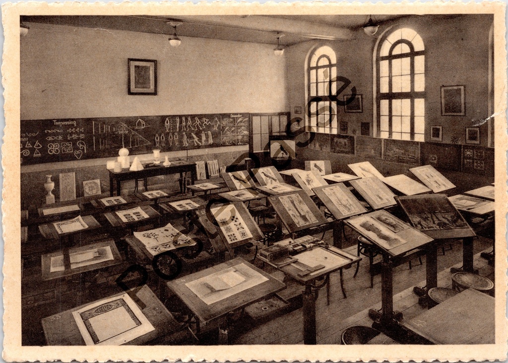 [Sint-Niklaas0258.jpg] Sint-Niklaas - "Bisschoppelijke Normaalschool te St-Niklaas-Waas. Teekenzaal." - Tekenzaal van de Bisschoppelijke Normaalschool