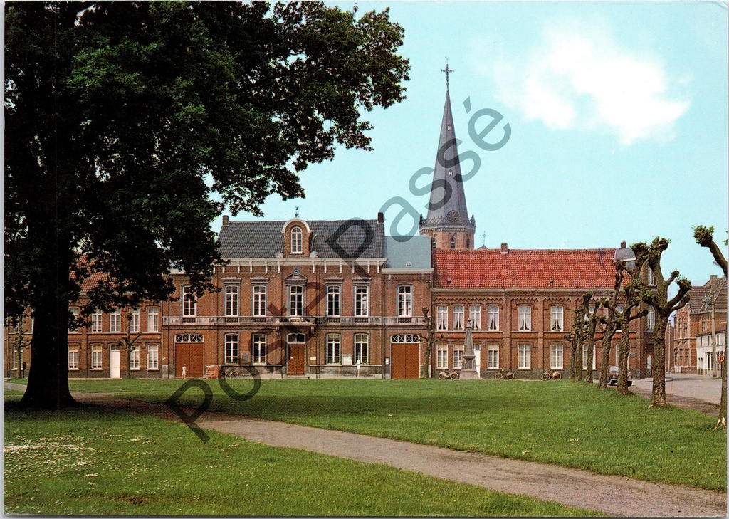 [Sint-Niklaas0260.jpg] Sinaai - "De Dries" - Het dorpsplein van Sinaai met gemeentehuis en kerk