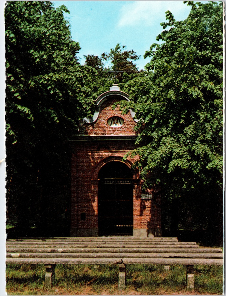 [Sint-Niklaas0314.jpg] Sint-Niklaas - "Heidekapel" - Bakstenen kapel omgeven door bomen