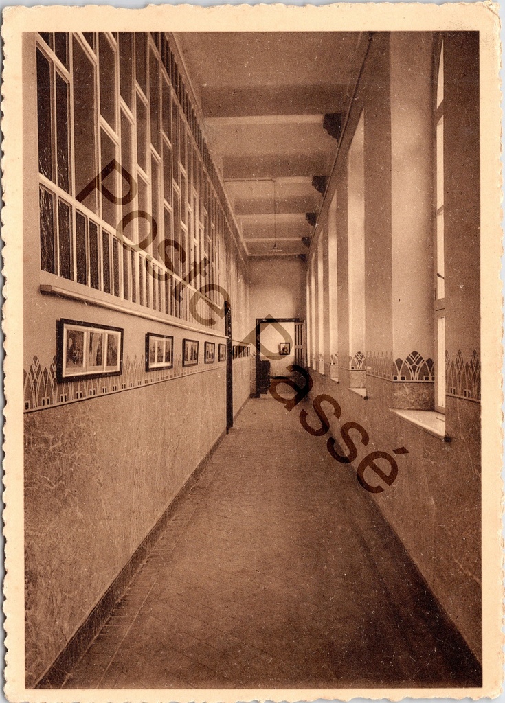 [Sint-Niklaas0328.jpg] Sint-Niklaas - "Bisschoppelijke Normaalschool te St-Niklaas-Waas. Klassen." - Gang met klaslokalen van de bisschoppelijke normaalschool