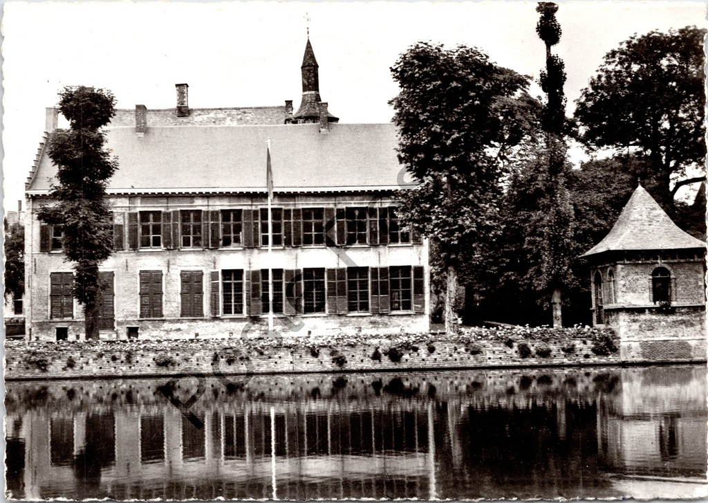 [Sint-Niklaas0340.jpg] Sint-Niklaas - "Walburghof" - Historisch herenhuis aan het water