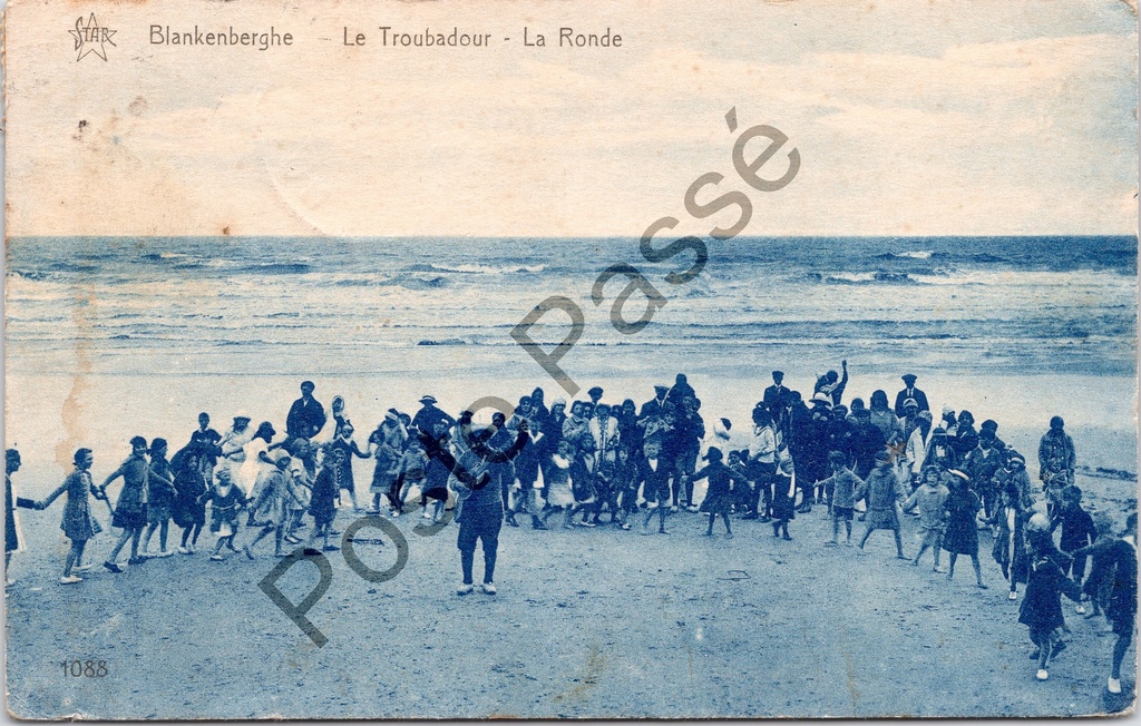 [Blankenberge0522.jpg] Blankenberge - "Le Troubadour - La Ronde" - Kinderen en toeschouwers in een rondedans op het strand