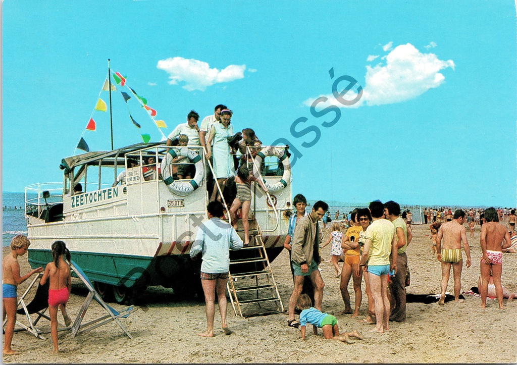 Oostende - "ZEETOCHTEN" - Toeristische rondvaartboot op het strand