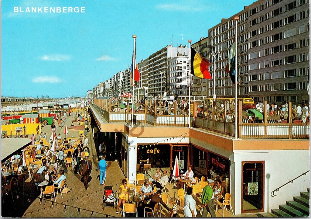 [Blankenberge0500.jpg] Blankenberge - "Strand en Zeedijk" - Strand en zeedijk met café Slipway en druk terras