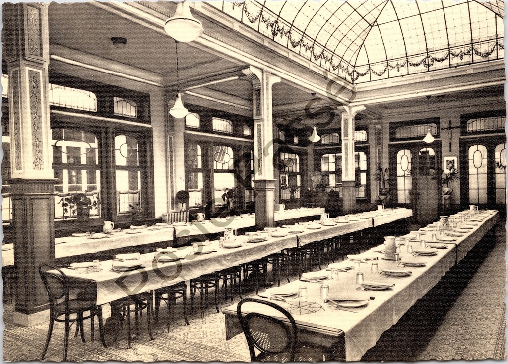 [Aalst0332.jpg] Aalst - "Kostschool. — Refter." - Eetzaal van het Instituut Sint-Vincentius à Paulo in Gijzegem