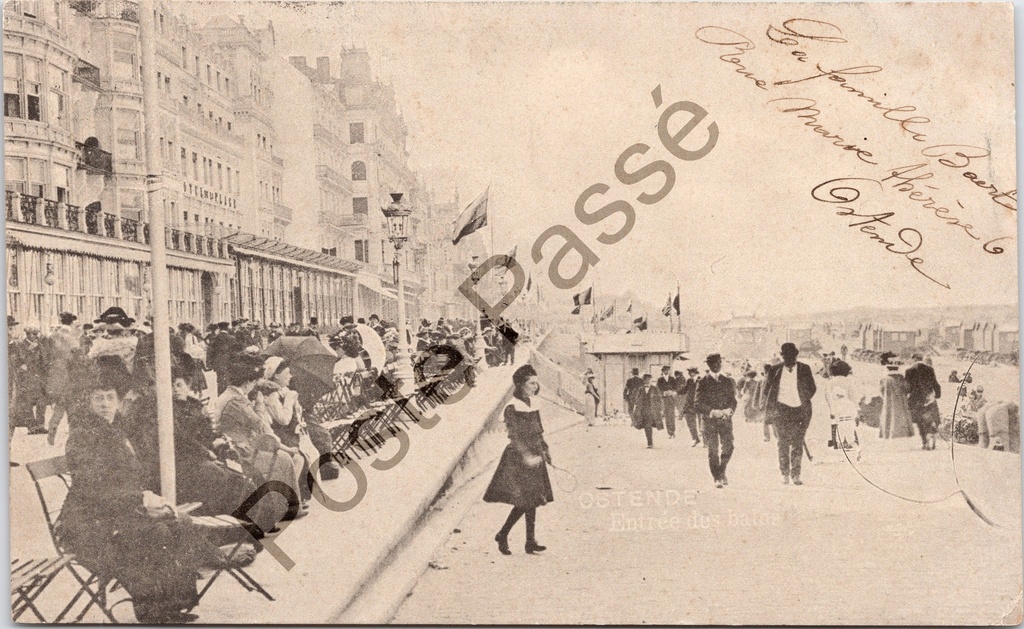 [Oostende0396.jpg] Oostende - "Entrée des bains" - Ingang van de baden, zeedijk met wandelaars