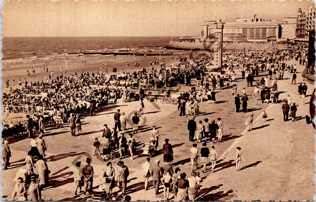 Oostende - "Kursaal en Zeedijk" - Casino en zeedijk met drukke stranddijk