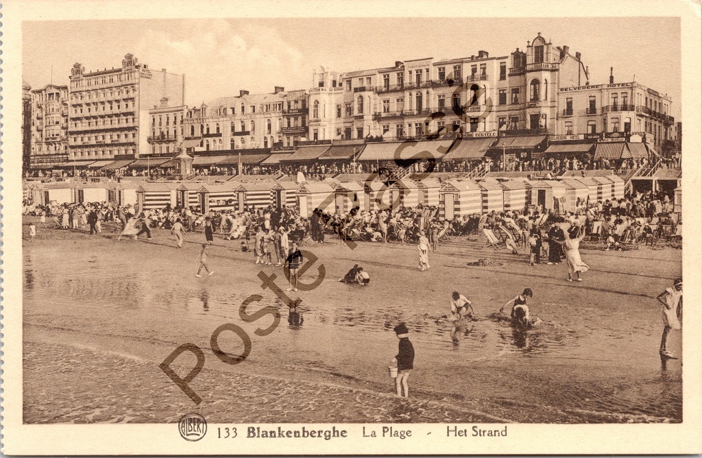 [Blankenberge0528.jpg] Blankenberge - "La Plage - Het Strand" - Druk bezet strand met badhuisjes en hotels aan de dijk
