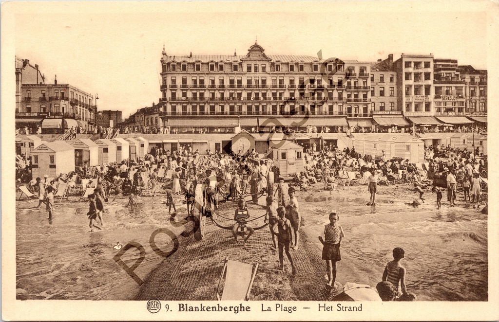 Blankenberge - "La Plage — Het Strand" - Druk bezet strand met hotel De l'Océan op achtergrond