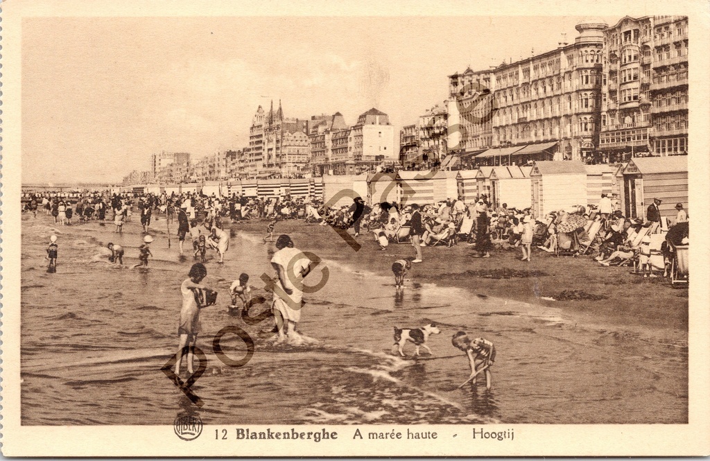 [Blankenberge0532.jpg] Blankenberge - "A marée haute - Hoogtij" - Strand bij hoogwater met badgasten