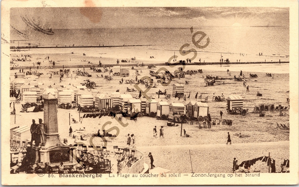 [Blankenberge0534.jpg] Blankenberge - "La Plage au coucher du soleil" - Het strand bij zonsondergang met badkarren