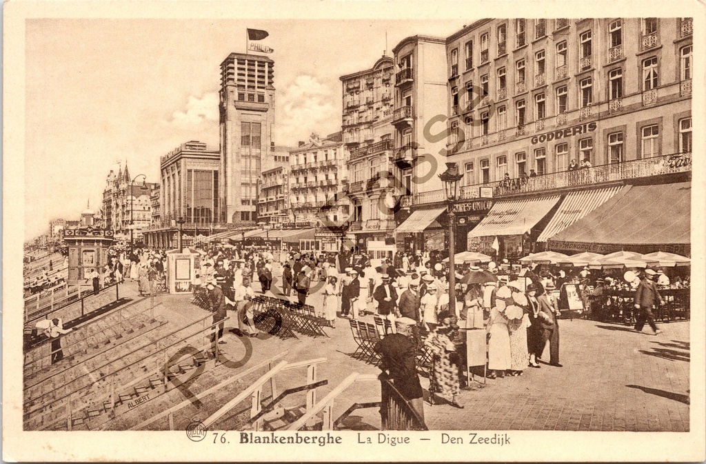 [Blankenberge0538.jpg] Blankenberge - "La Digue — Den Zeedijk" - Drukke promenade aan de zeedijk
