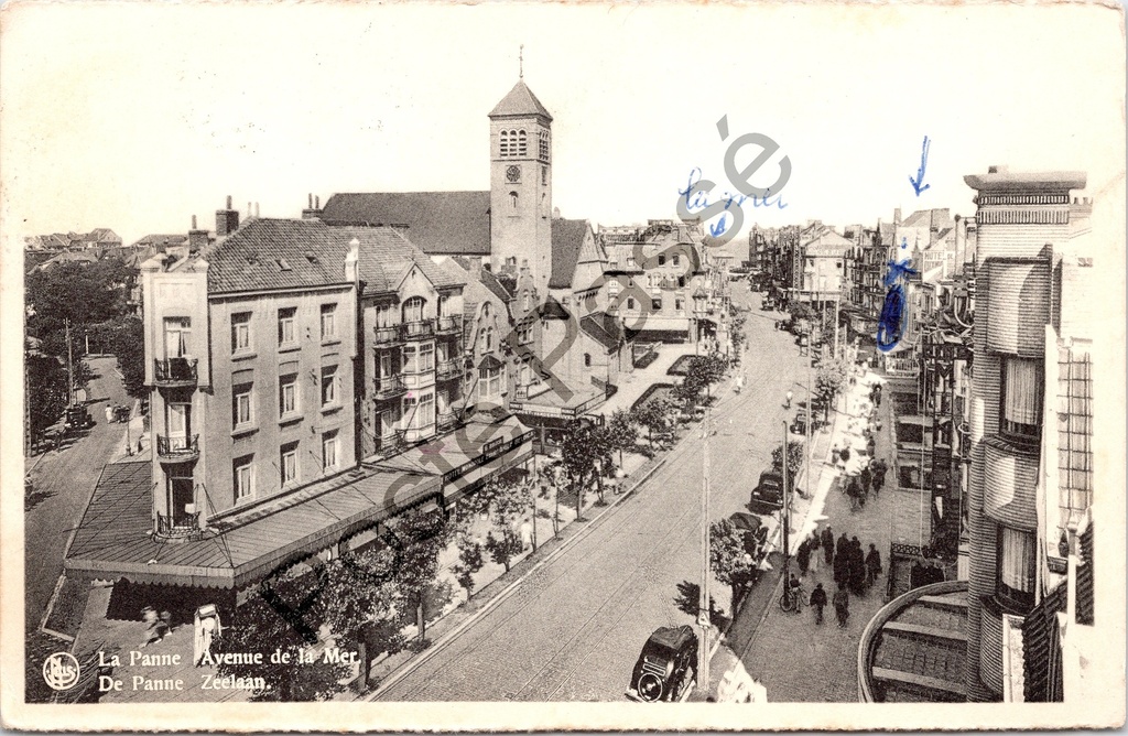 De Panne - "Avenue de la Mer / Zeelaan" - Zicht op de Zeelaan met kerk en bebouwing