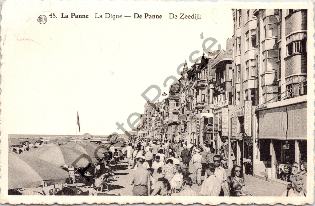 [DePanne0210.jpg] De Panne - "La Digue — De Zeedijk" - Drukke zeedijk met winkels en strand