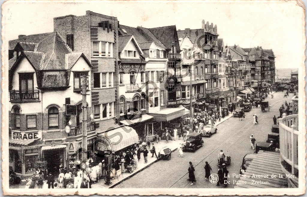 De Panne - "Avenue de la Mer" - Zeelaan met drukte, winkels en oldtimers