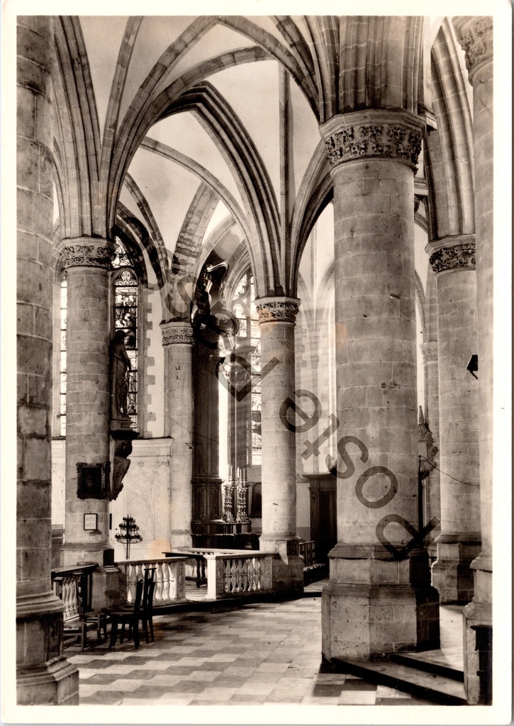[Aalst0274.jpg] Aalst - "Sint-Martinuskerk" - Kooromgang oostelijk deel