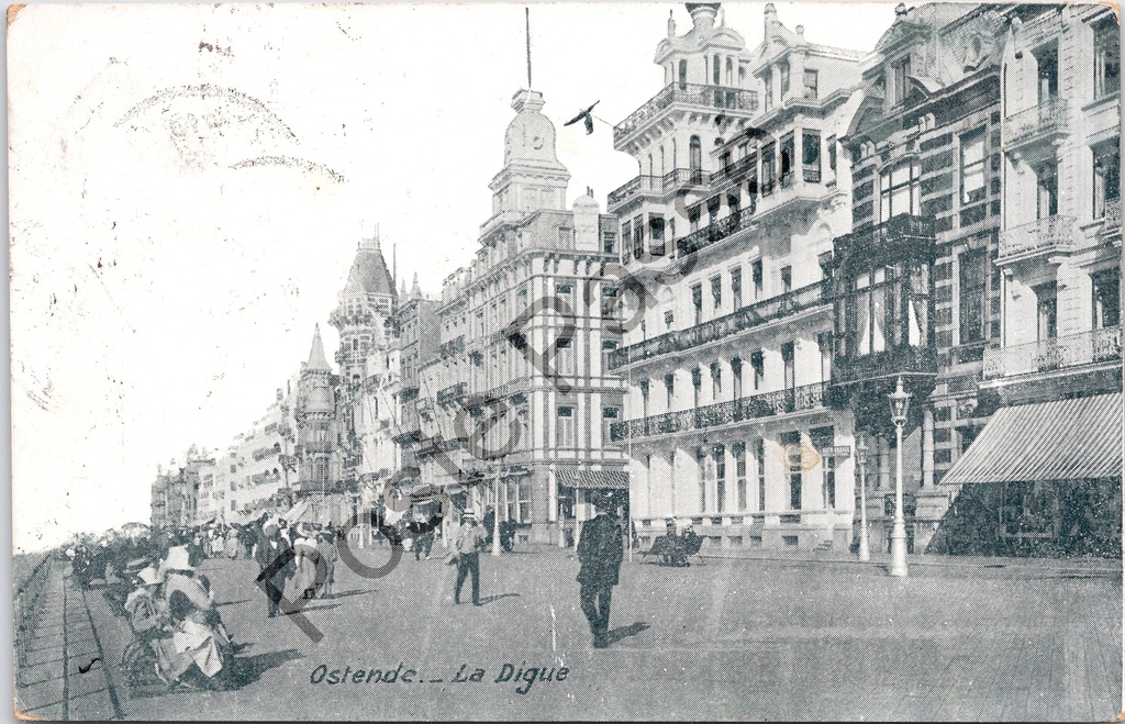 Oostende - "La Digue" - Zeedijk met grand hotels en wandelaars