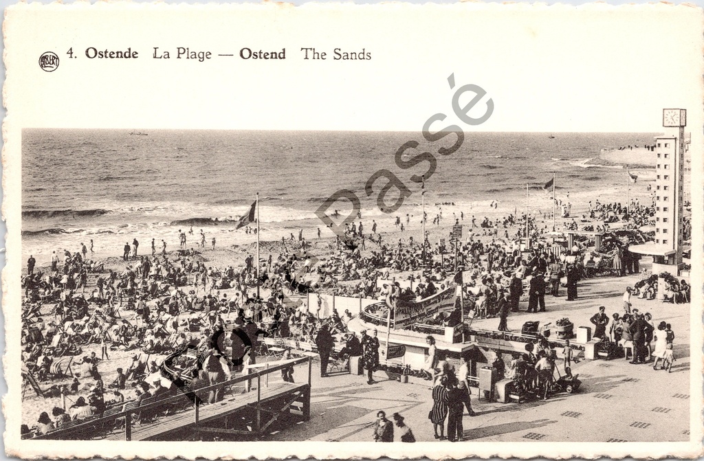 [Oostende0428.jpg] Oostende - "La Plage" - Het strand met promenade vol badgasten