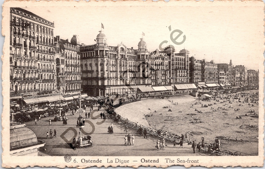 Oostende - "La Digue" - Zeedijk met zicht op de zeepromenade en hotels