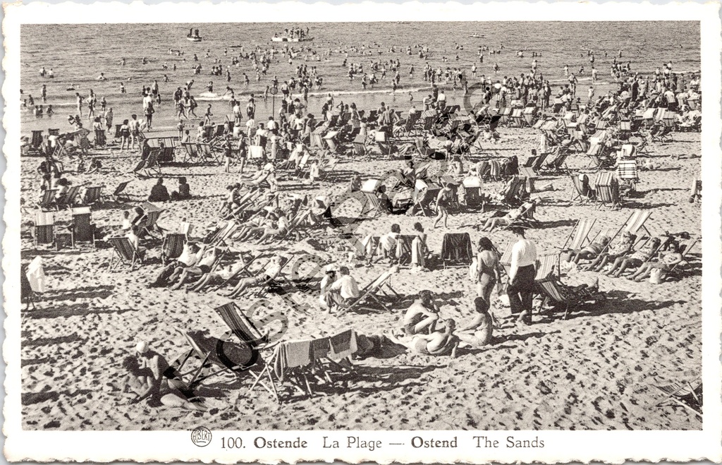 [Oostende0446.jpg] Oostende - "La Plage" - Het strand vol badgasten en ligstoelen