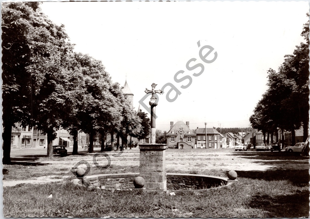 [Sint-Lievens-Houtem0486.jpg] Sint-Lievens-Houtem - "Marktkruis (13e eeuw)" - Middeleeuws marktkruis op het dorpsplein