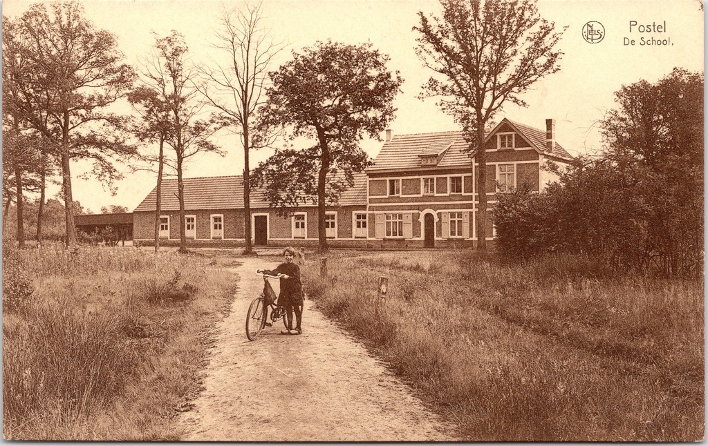 Mol - "De School" - De school van Postel met kind op fiets