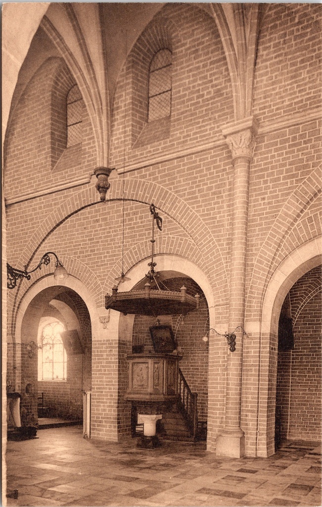 Mol - "Detailzicht der Kerk; zuilen, bogen en oude vensters" - Interieur abdijkerk Postel met zuilen, bogen en vensters