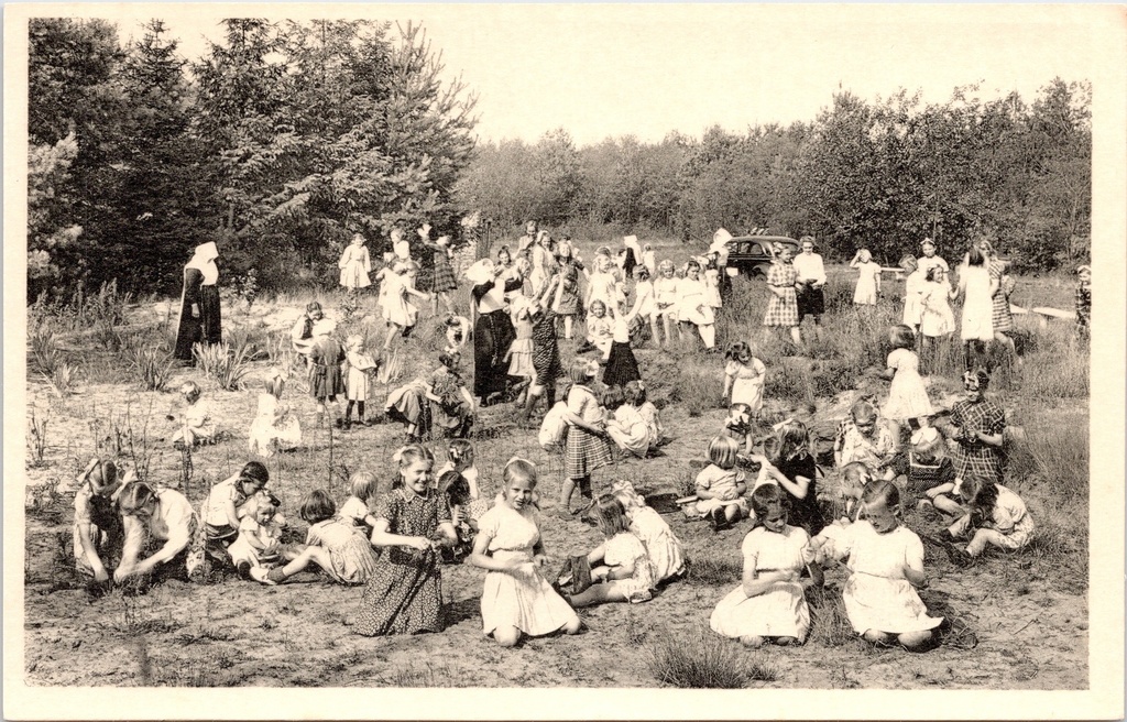 [Ravels0873] Ravels - "O.L. Vrouw van de Kempen" - Open-luchtschool voor meisjes, kinderen spelend in de zandkuilen