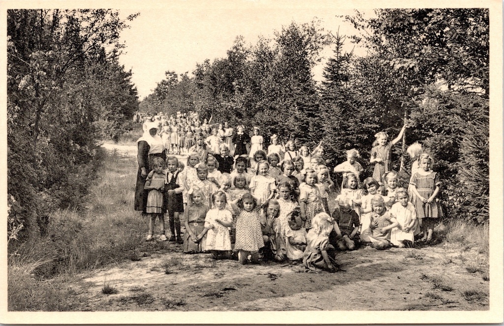 [Ravels0875] Ravels - "O. L. Vrouw van de Kempen" - Open-luchtschool voor meisjes, dreef in het park