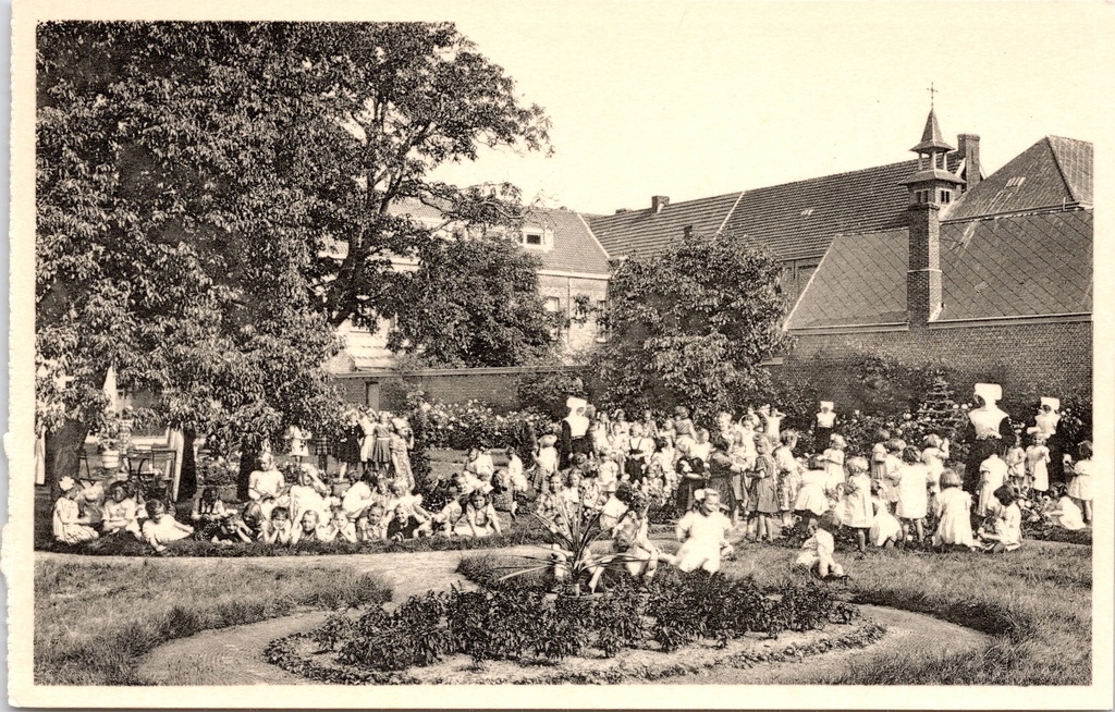 [Ravels0879] Ravels - « Notre-Dame de la Campine » - École en plein air pour filles fragiles, récréation dans le parc fleuri