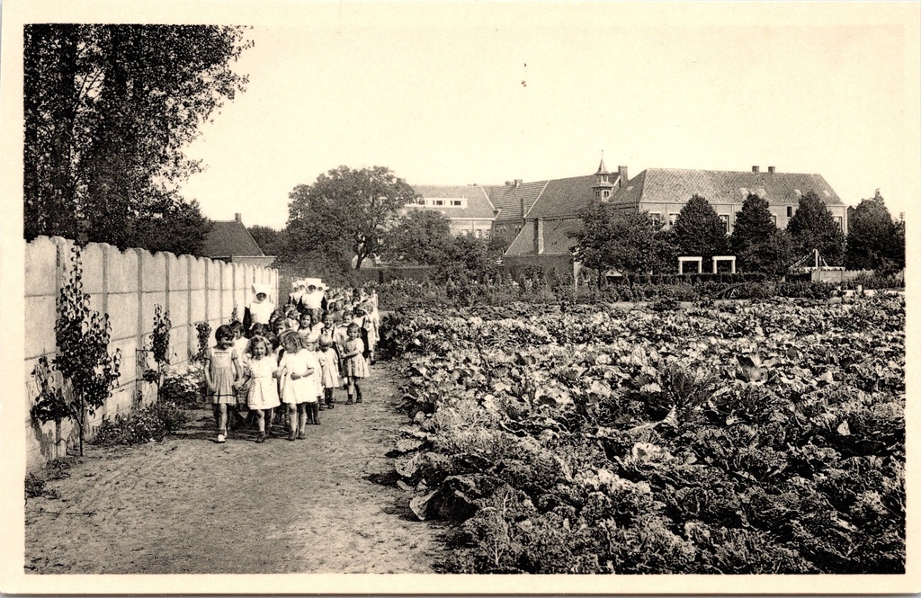 [Ravels0881] Ravels - "O.L. Vrouw van de Kempen" - Open-luchtschool voor zwakke meisjes, wandeling door de moestuin