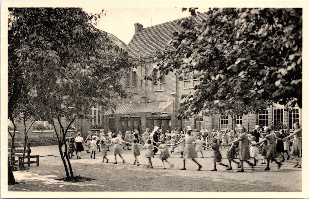 [Ravels0885] Ravels - « Notre-Dame de la Campine » - École en plein air pour filles, petite cour de récréation