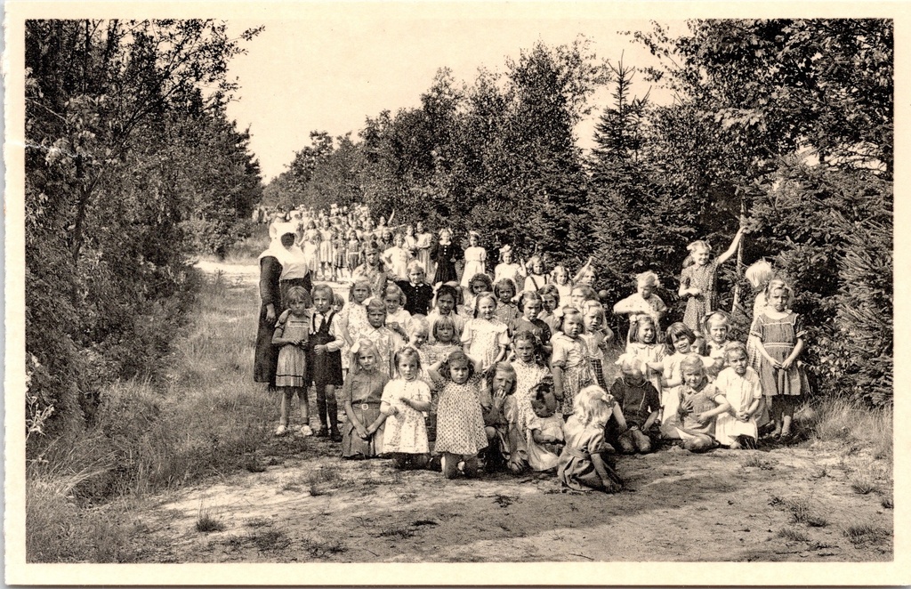 [Ravels0891] Ravels - « Notre-Dame de la Campine » - École en plein air pour filles fragiles, allée dans le parc