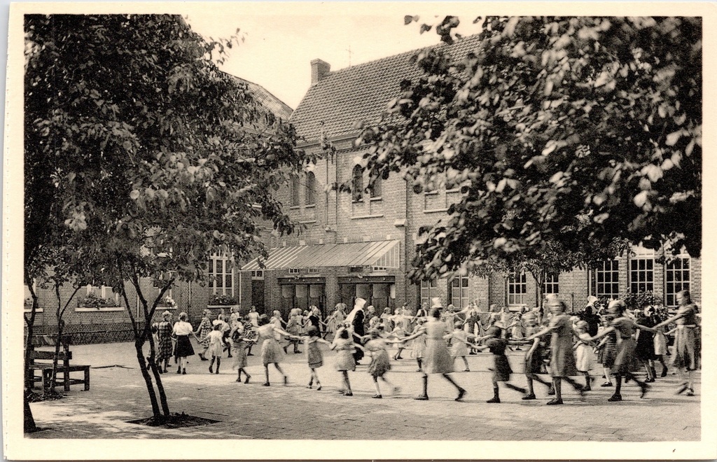 [Ravels0895] Ravels – “Our Lady of the Kempen” – Open-air school for girls, small playground