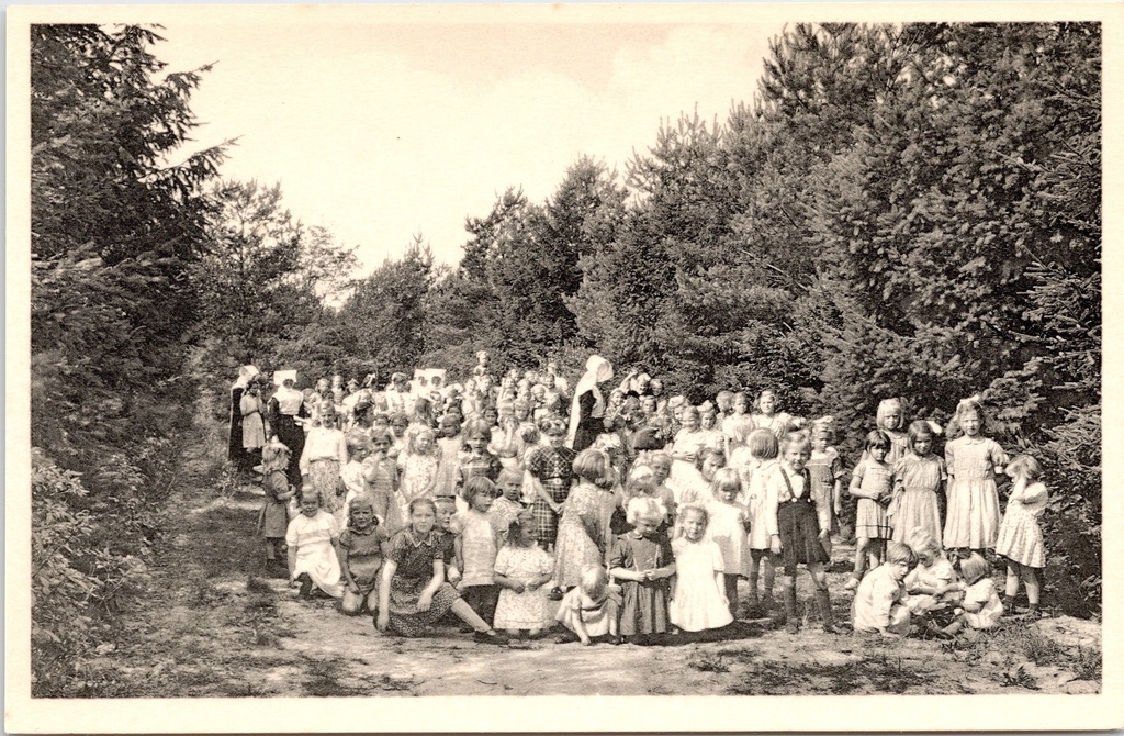 [Ravels0897] Ravels – “Our Lady of the Kempen” – Open-air school for vulnerable girls in the park