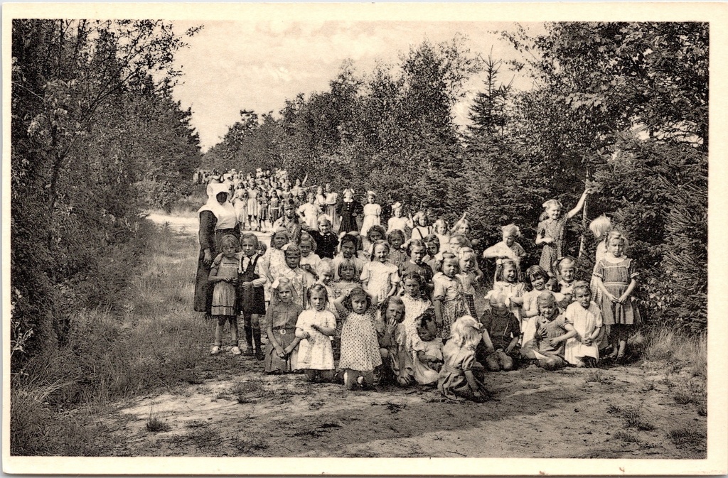 [Ravels0905] Ravels - « Notre-Dame de la Campine » - École en plein air pour filles fragiles, allée dans le parc
