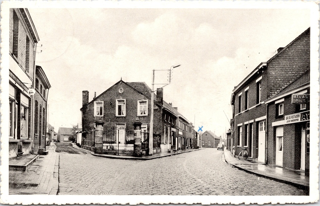 [Meerhout0937] Meerhout – “View of the Molenberg” – Street scene of the Molenberg featuring Café De Posthoorn