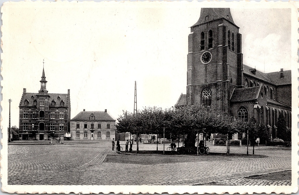 [Rethie0977] Retie - « La mairie, la tour de l'église Saint-Martin et le tilleul centenaire du village » - Mairie, église et tilleul sur la place du village