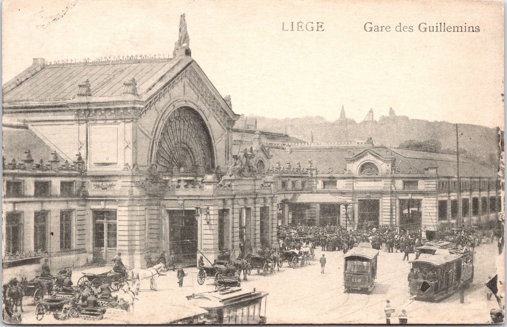 Luik - "Gare des Guillemins" - Guillemins treinstation met trams en rijtuigen